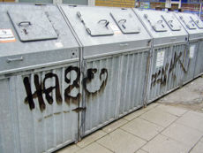 Graffitientfernung an einem Müllcontainer - Vorher