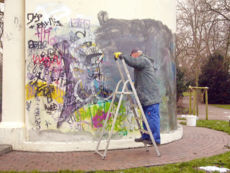 Graffitientfernung an einem Pavillon - vorher