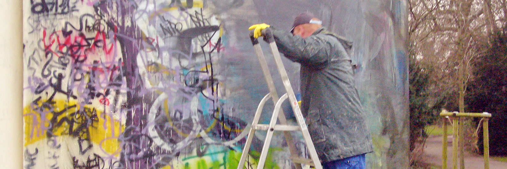 Graffitientfernung an einem Pavillon
